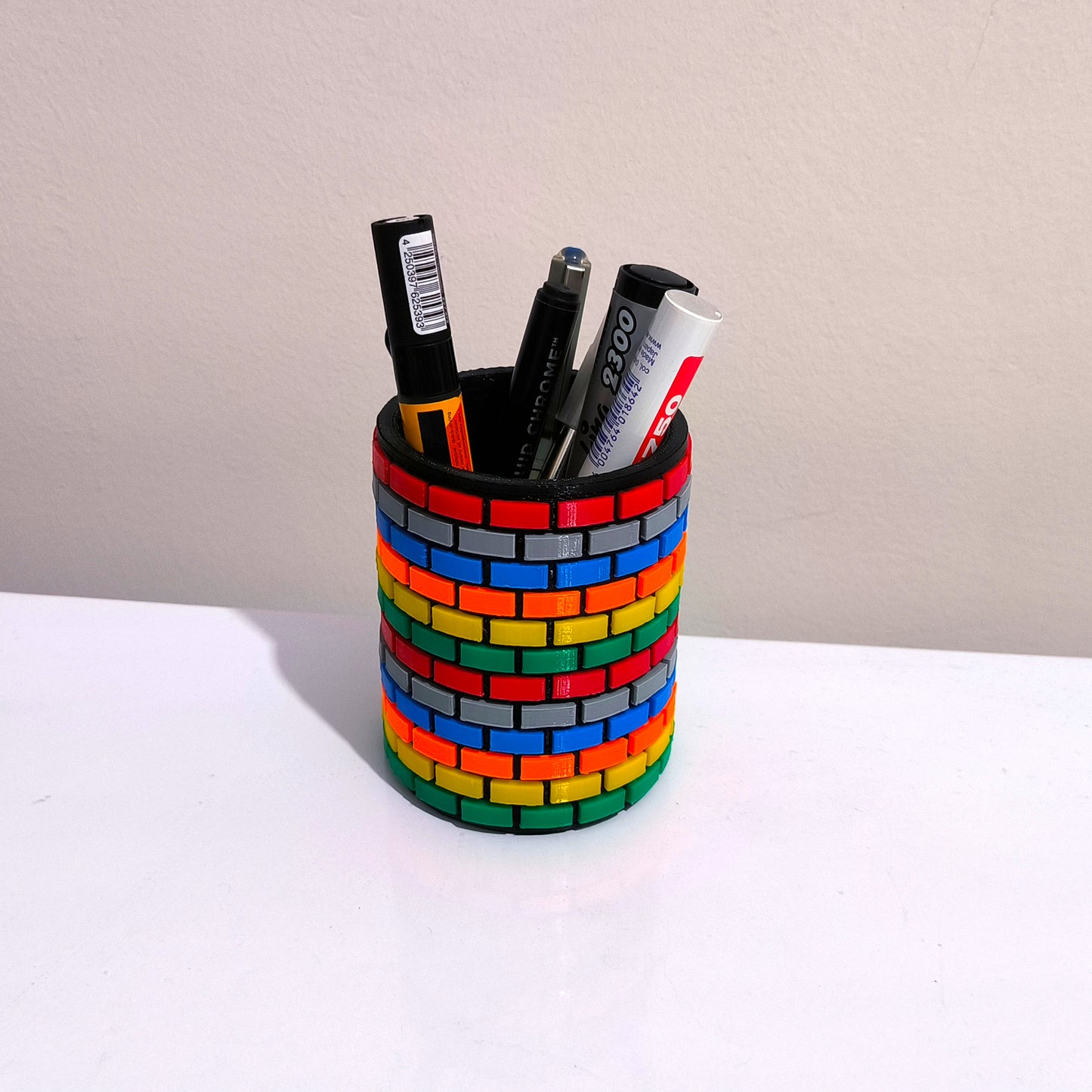 Portalápices con forma de caja con diseño de piedra