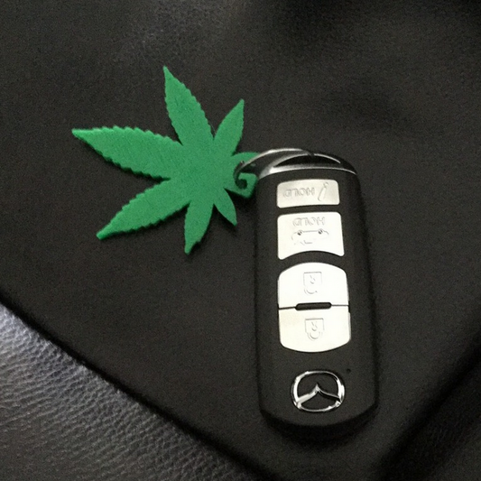 Llavero con forma de hoja de cannabis