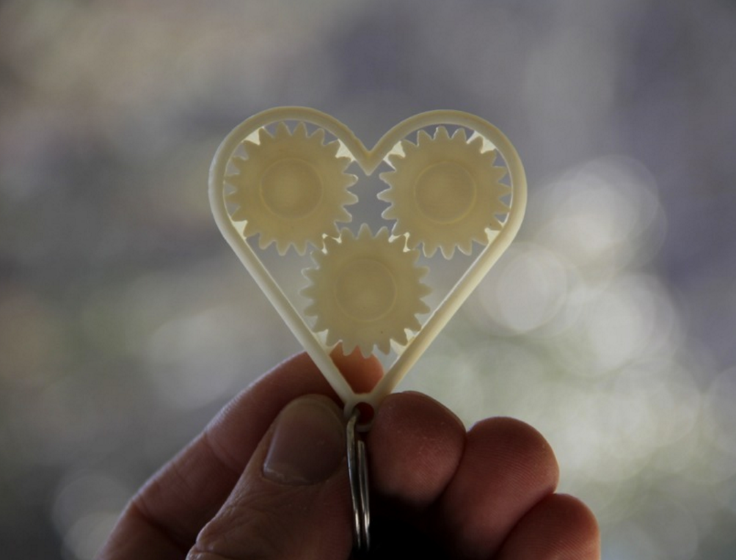 Llavero con forma de corazón y engranaje