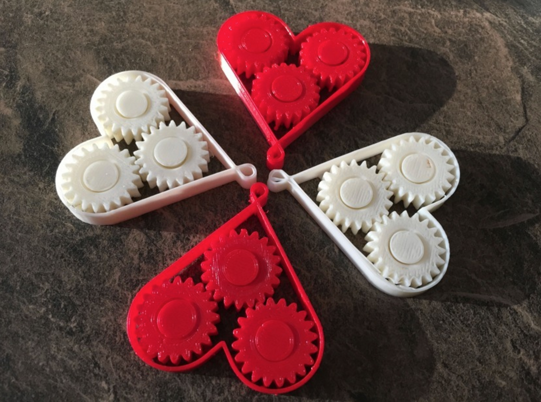 Llavero con forma de corazón y engranaje