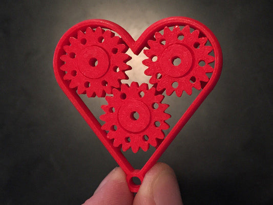 Llavero con forma de corazón y engranaje